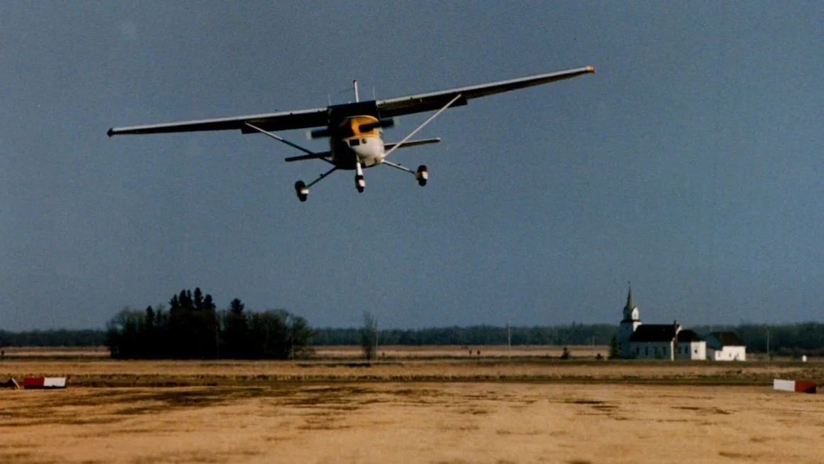 El motivo por el que cerrarán aeropuerto con pista que cruza la frontera de EEUU y Canadá