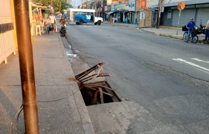 Alcantarilla rota frente al Hospital Razetti de Barinas puede ocasionar graves accidentes