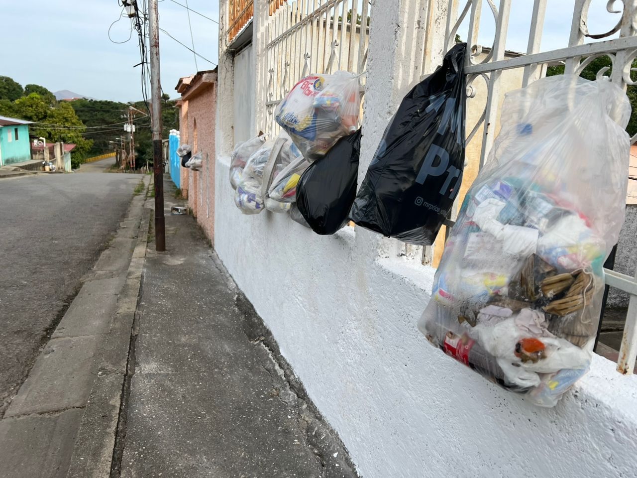 Con la basura en la calle pasan Navidad vecinos de Las Mercedes en San Juan de los Morros