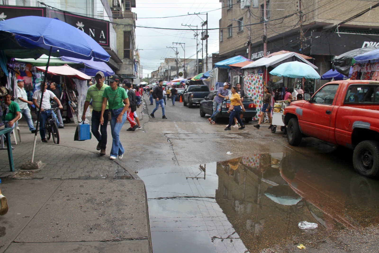 Calles del centro de Maturín son un chiquero y el chavismo pendiente de adornar plazas