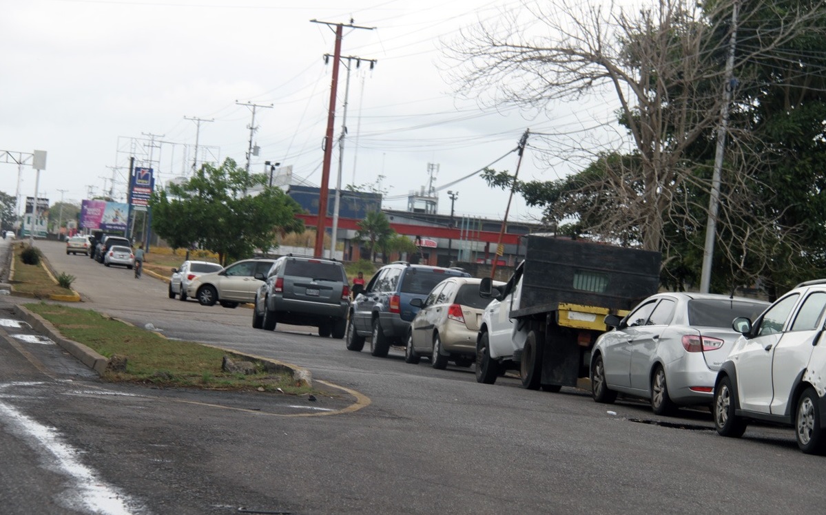 Largas colas y pocas estaciones de servicio abiertas en Maturín por escasez de gasolina