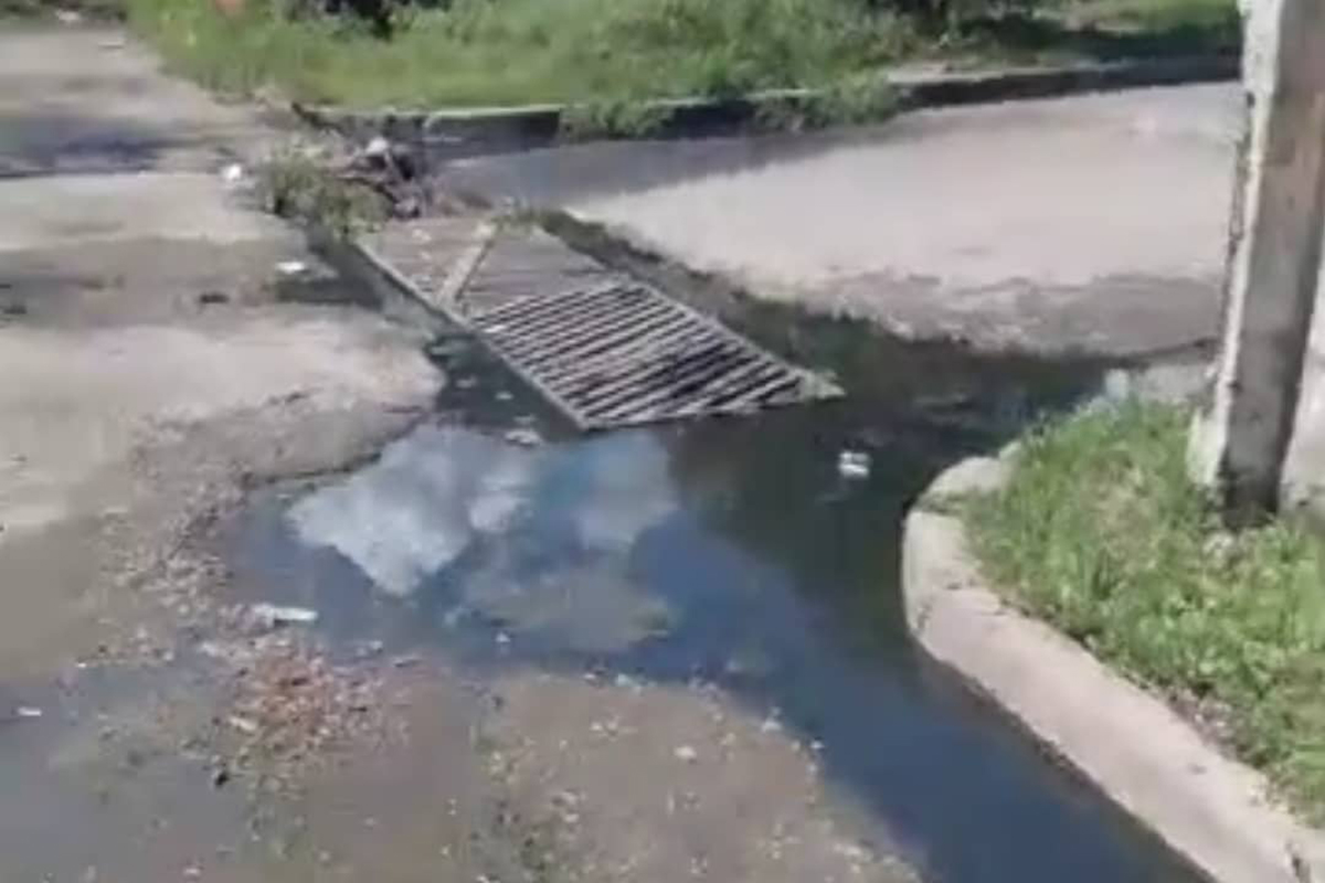 Desbordamiento de aguas servidas afecta la salud de vecinos de Santa Inés en Valencia