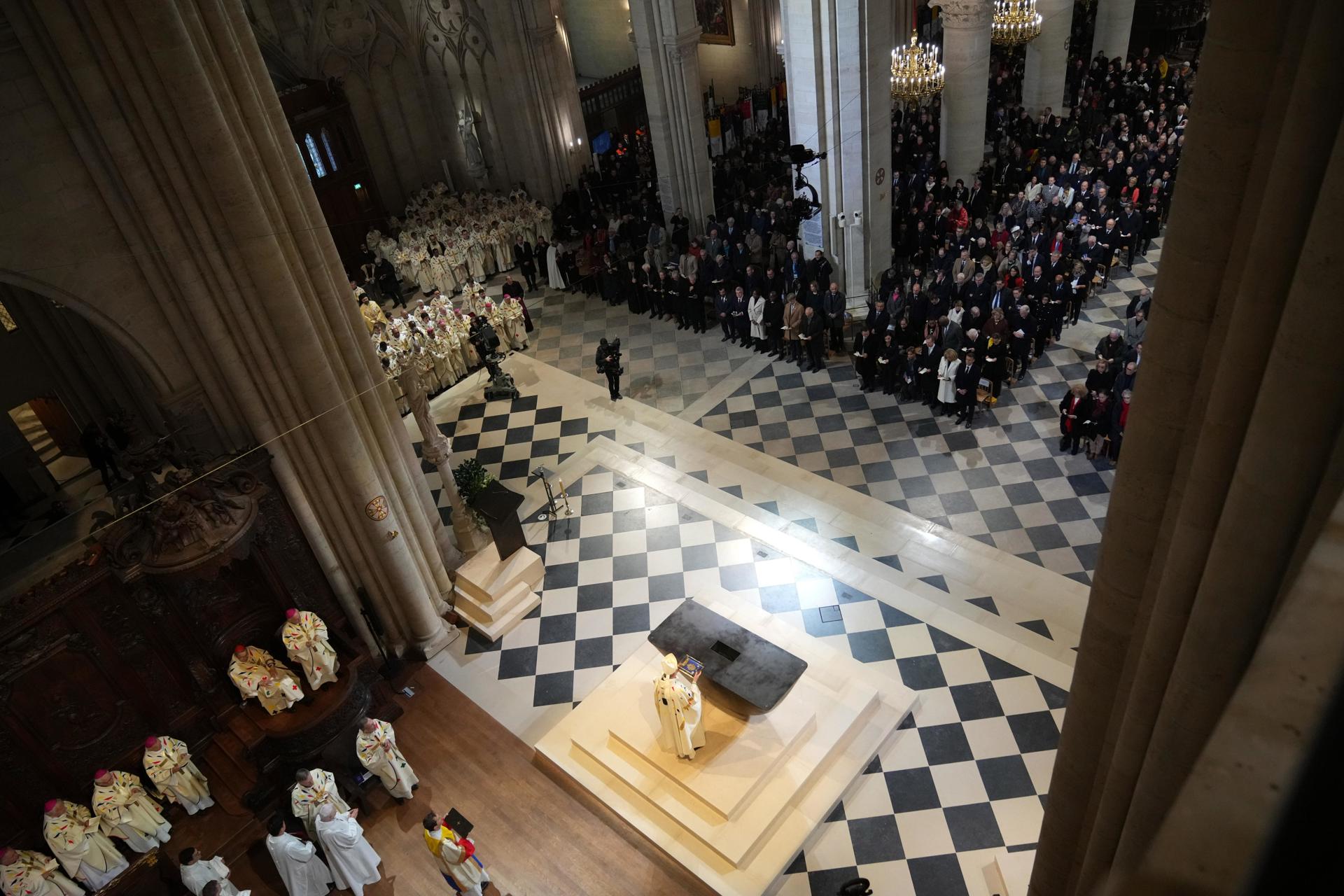 Comenzó la misa de consagración de la catedral de Notre Dame