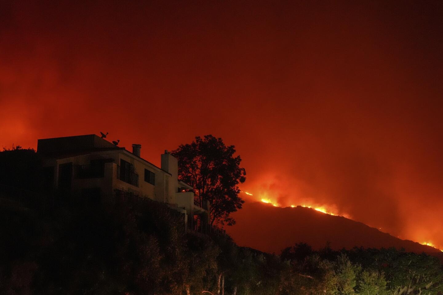 Incendios en California: Dick Van Dyke y Cher, entre los miles de evacuados por el fuego en Malibú