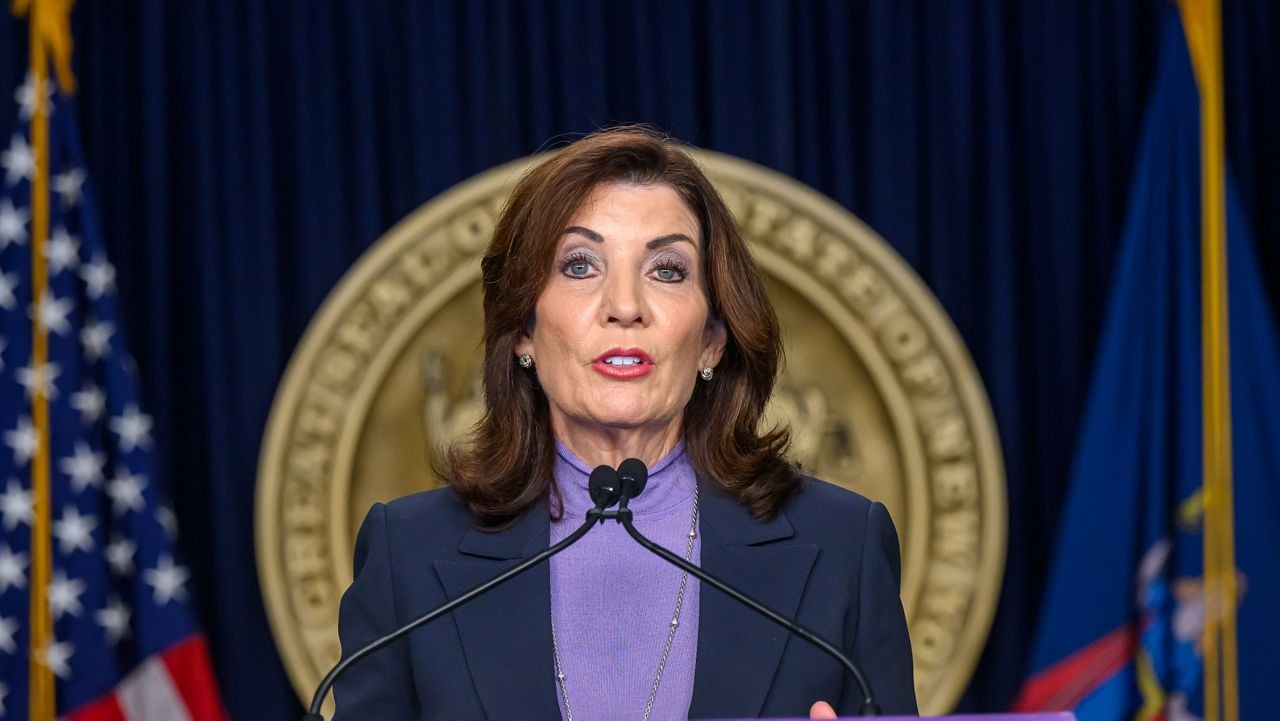 Gobernadora Hochul perdona condenas a una decena de reclusos latinos