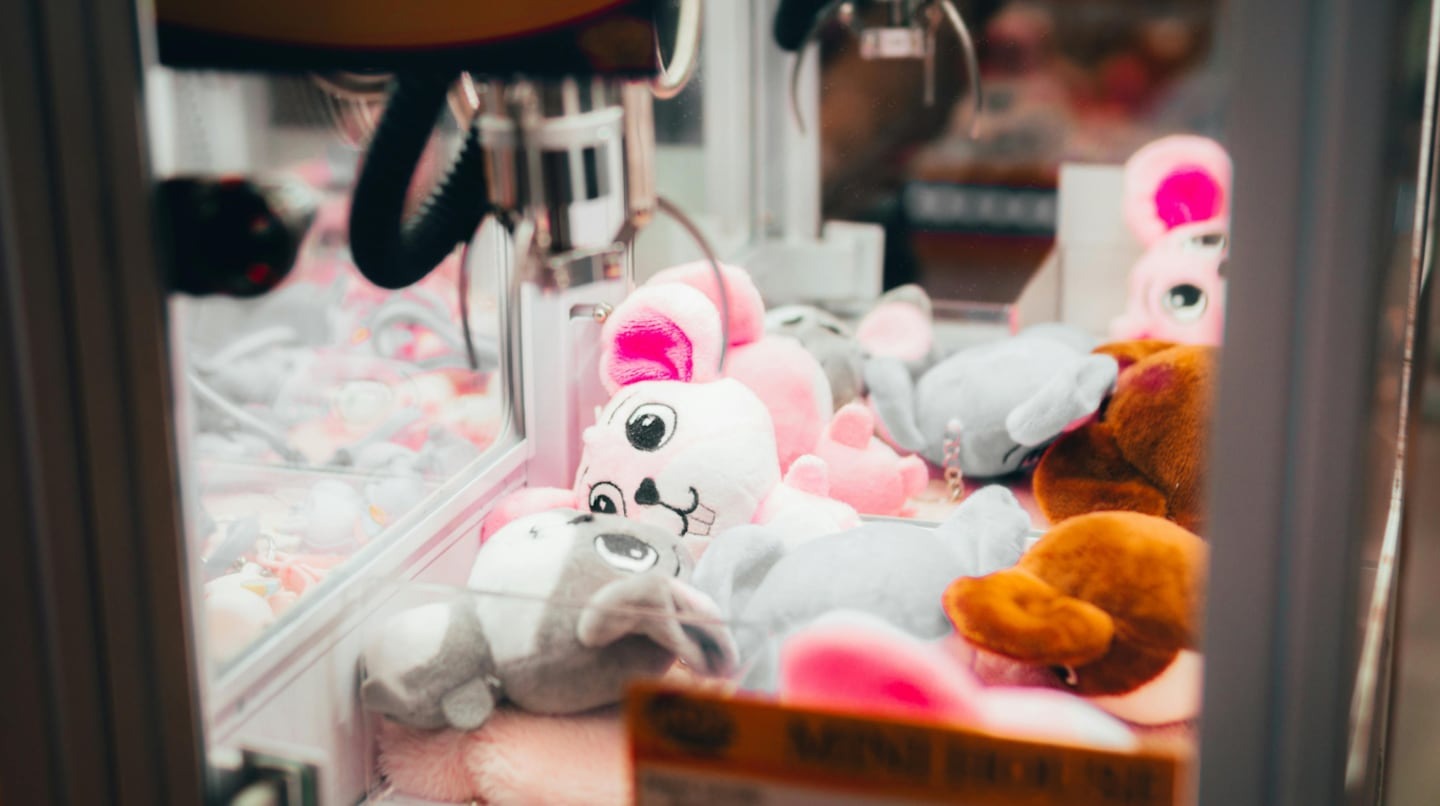 Increíble VIDEO: Niña de tres años quedó atrapada dentro de una máquina de peluches