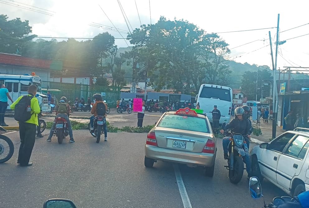 Tachirenses de El Bosque – Zorca abandonados por el chavismo: sin luz y para colmo con las vías destruidas