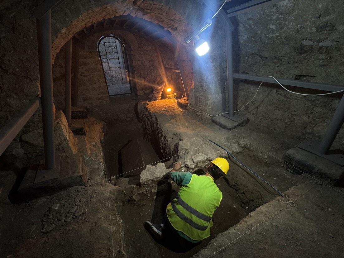 Hallan un antiguo sarcófago que podría ser la tumba de San Nicolás, la figura que inspiró a Santa Claus