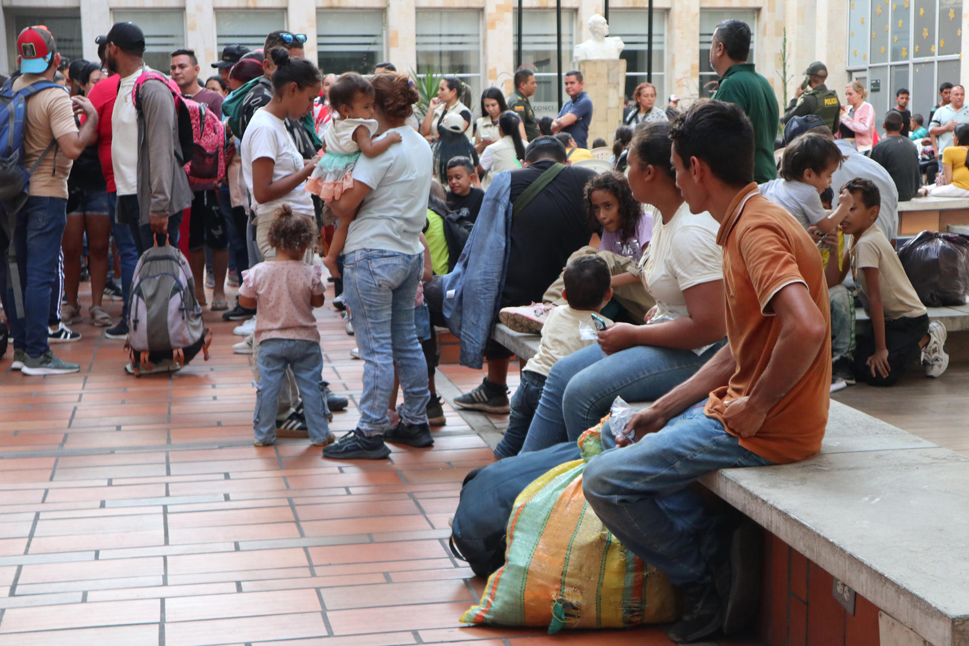 Chavismo anunció que más de 800 colombianos llegaron a Venezuela, desplazados por la guerrilla