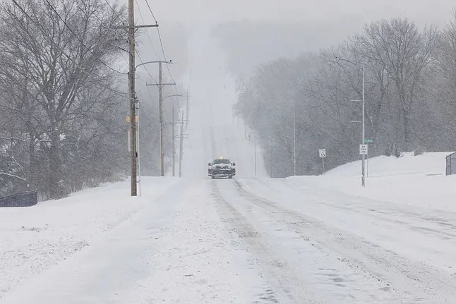 Tormenta invernal dejó nevadas en el centro de EEUU e interrumpe miles de vuelos