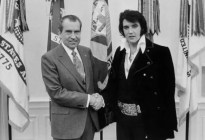 El día que Elvis Presley le quiso regalar una pistola a Richard Nixon, el presidente de EEUU