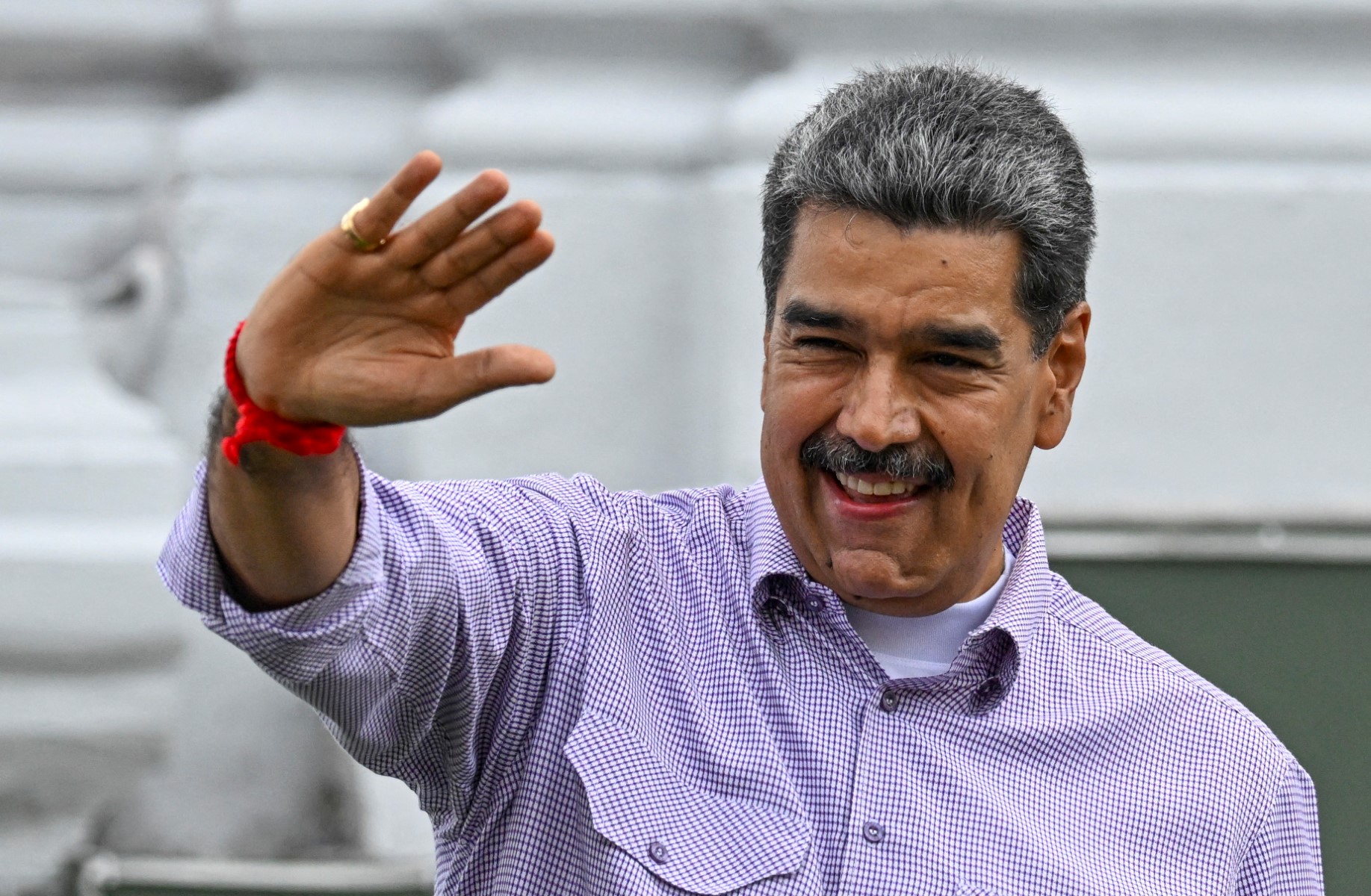 Qué significa la pulsera roja, cada vez más gruesa, que Maduro no se quita desde hace meses