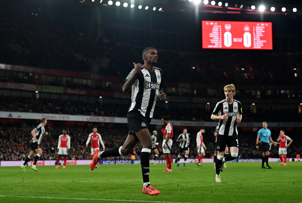 Newcastle sorprendió al Arsenal a domicilio en la ida de semifinales de la Copa de la Liga