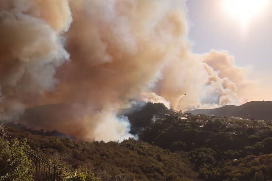 Por qué los devastadores incendios en Los Ángeles se salieron de control tan rápido