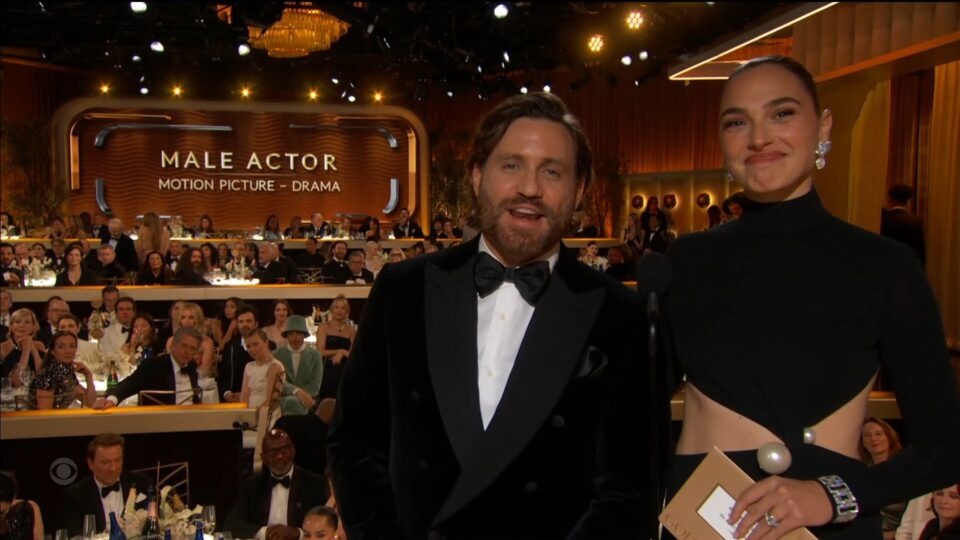 EN VIDEO: Edgar Ramírez presentó premio en los Globos de Oro junto a Gal Gadot