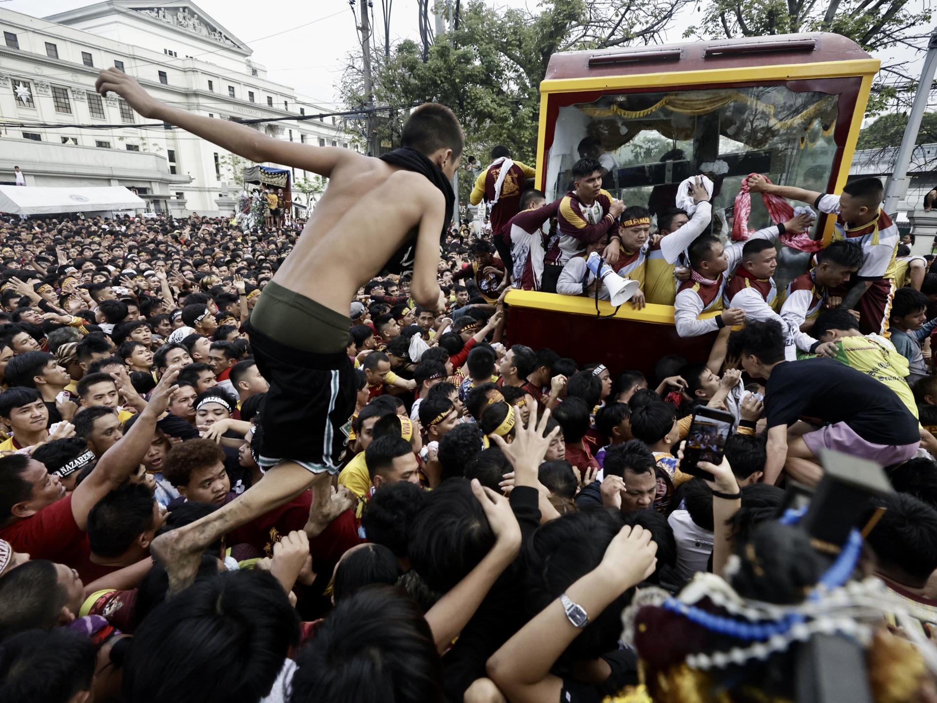 Cientos de miles de católicos buscan un milagro al paso del Nazareno Negro en Filipinas