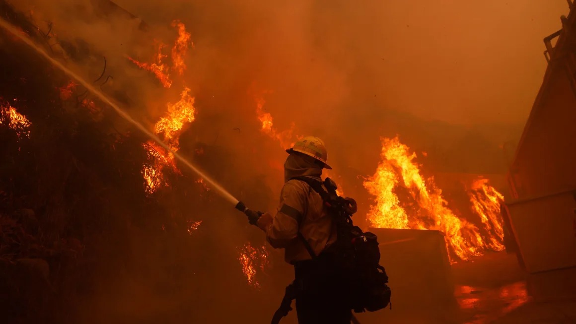 Incendios en California: las FOTOS más impactantes del fuego que devasta Los Ángeles