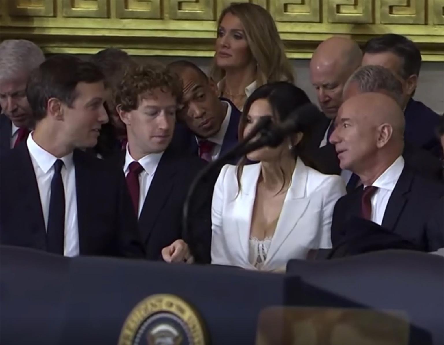 Otra vez pillaron a Mark Zuckerberg mirando con lujuria a la mujer de Jeff Bezos